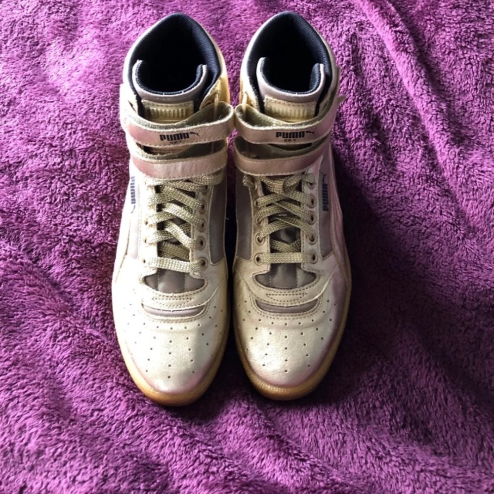🎉NWOT PUMA WOMEN GOLD SNEAKER🎉